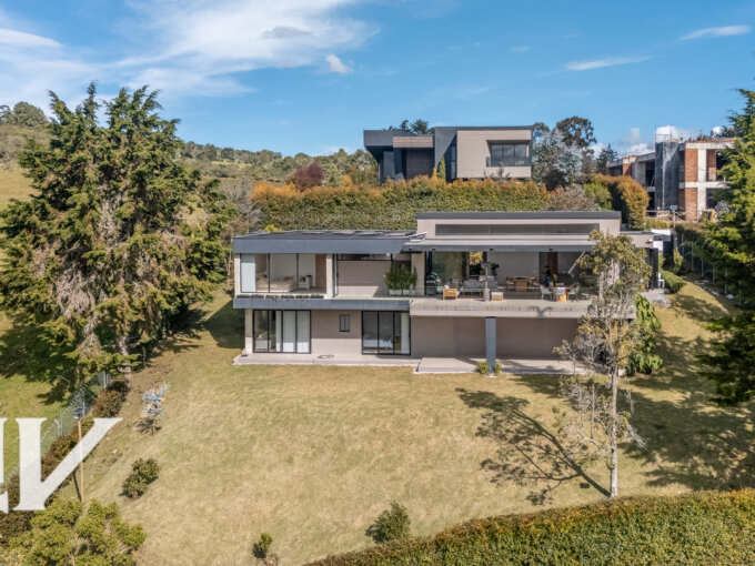 Bella Terra House For Sale – Modern Sanctuary in Altos de Las Palmas with Expansive Garden